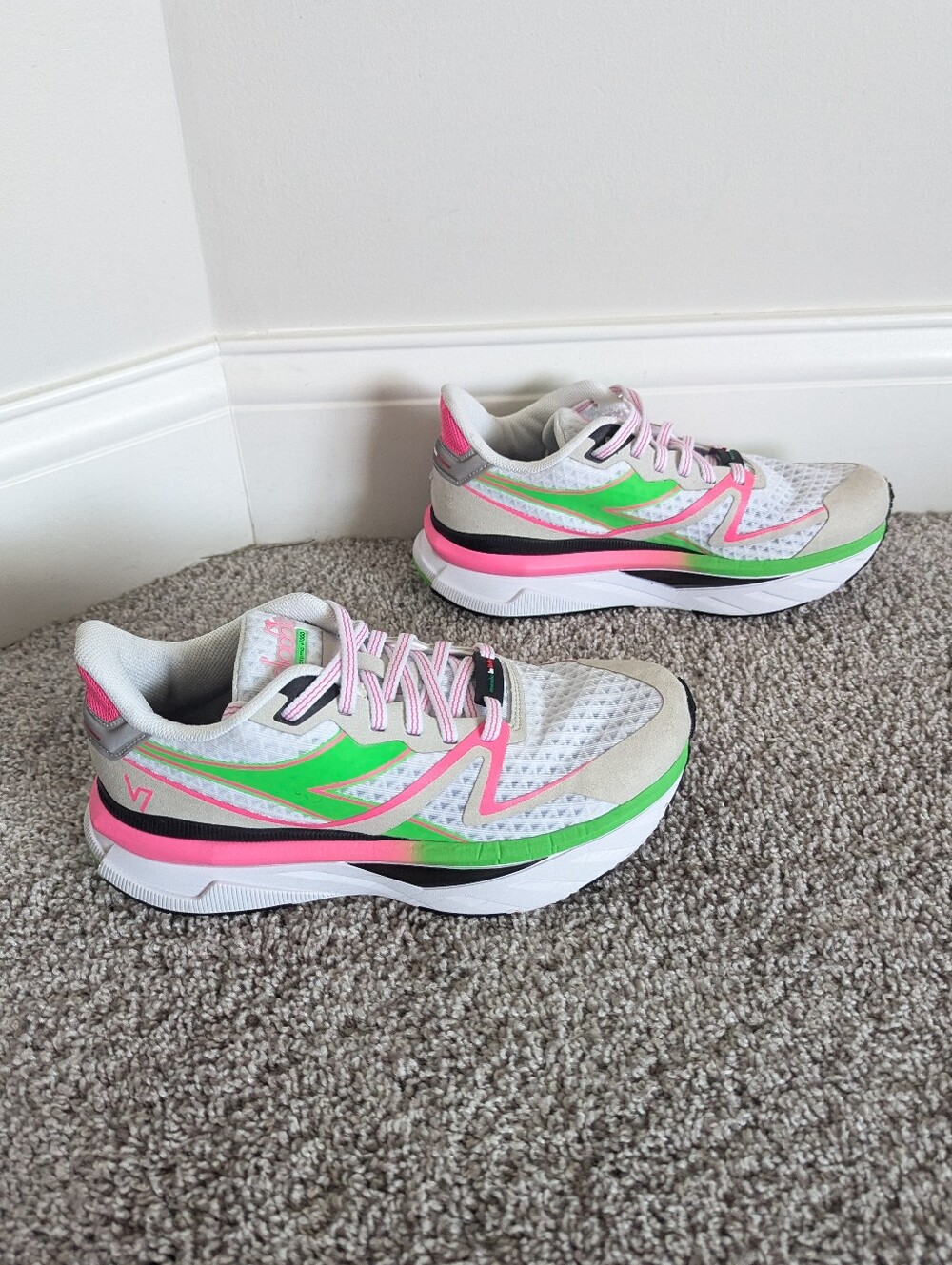 Diadora Atomo V7000 Running Shoe - Florescent Green and Pink sz 7